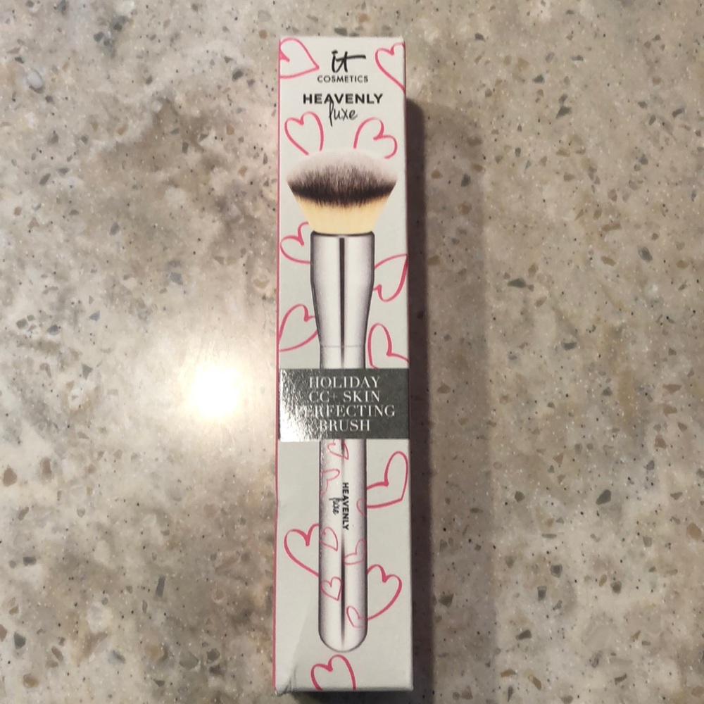 iT Cosmetics Holiday Heavenly luxe foundation brush